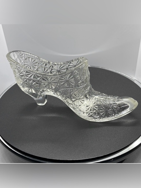 Other - Vintage clear Glass button and Daisy shoe